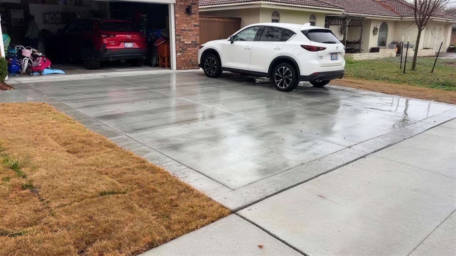 Finished concrete driveway poured by Snell Concrete & Construction in Missouri